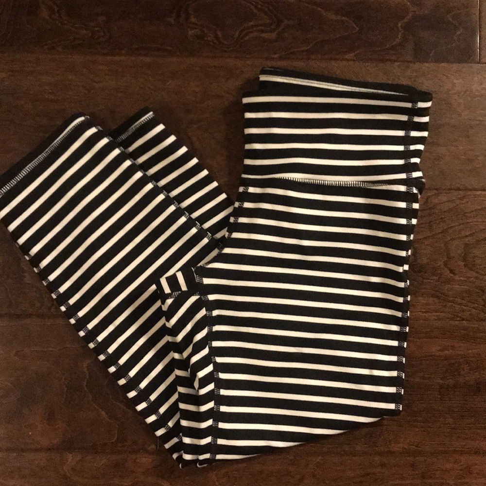 Black/White Athleta Size Small Crops